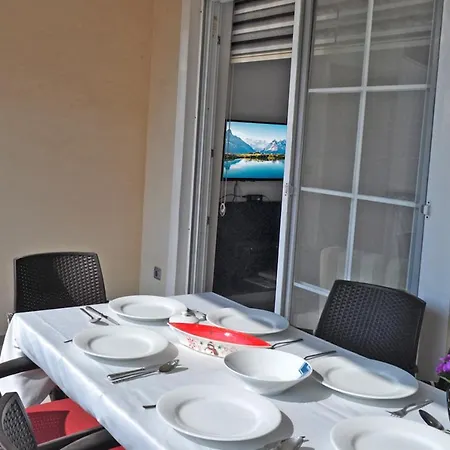 Hillcrest Apartment *