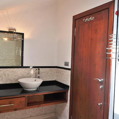 Hillcrest Apartment *